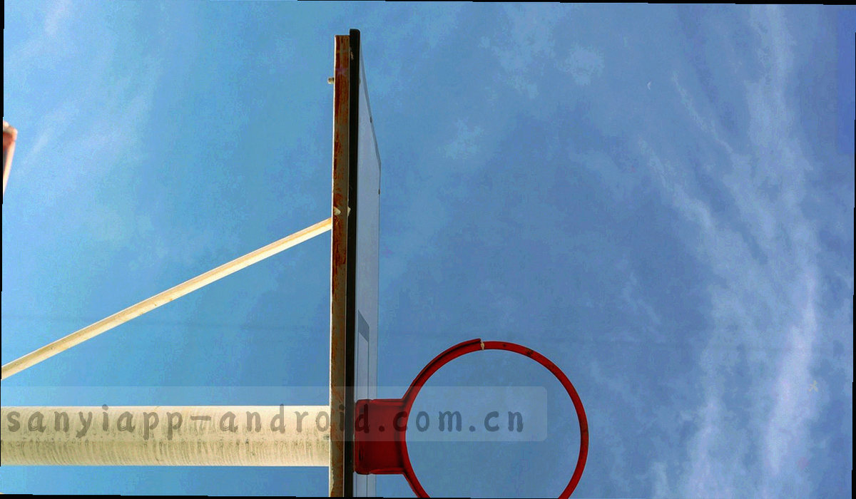 多屏数据界面与表格的抽象合成画面，编码与网格线叠加，不出现可辨识人物